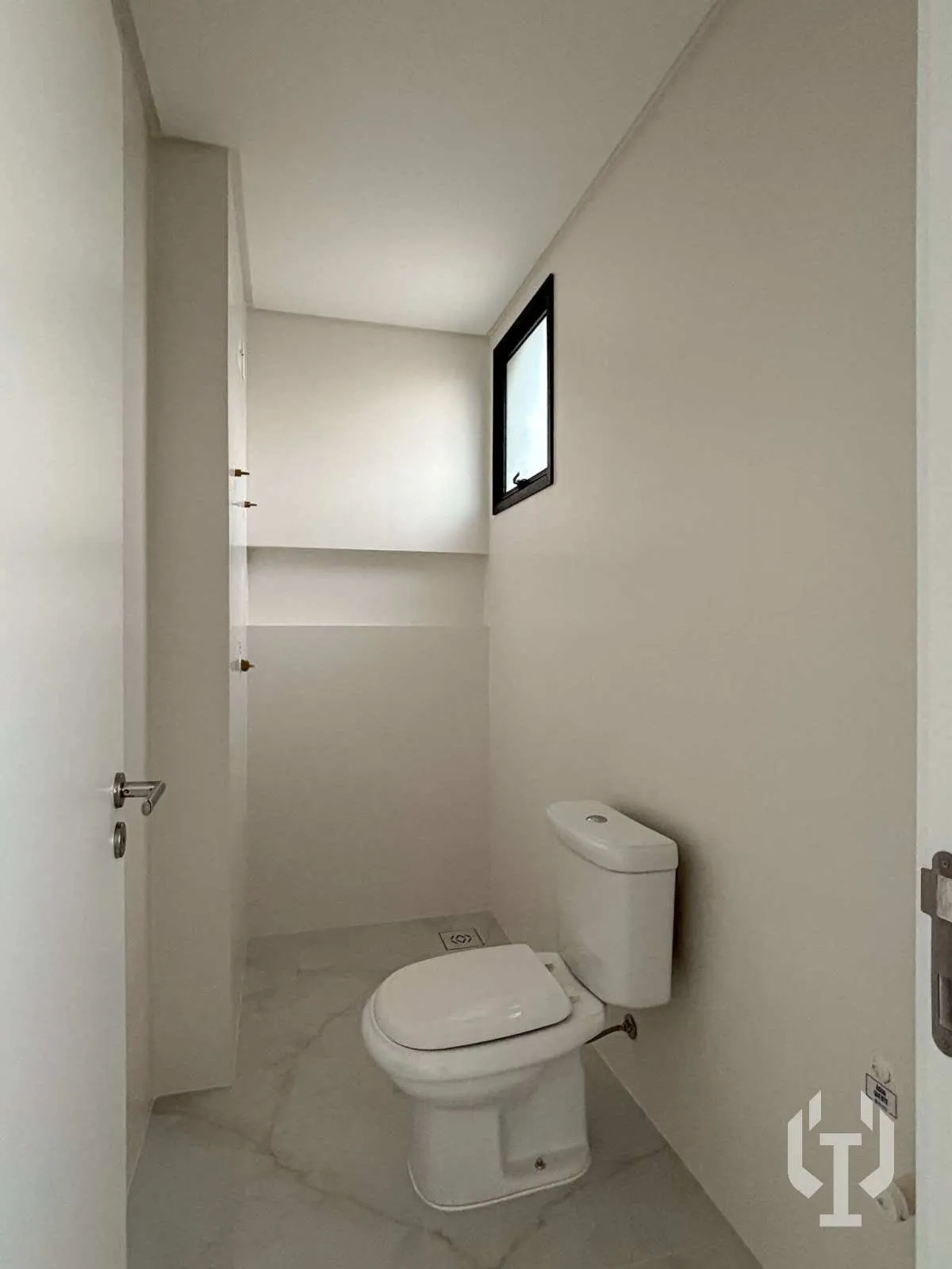 Imagem Apartamento de 3 suítes e 3 vagas de garagem em Meia Praia