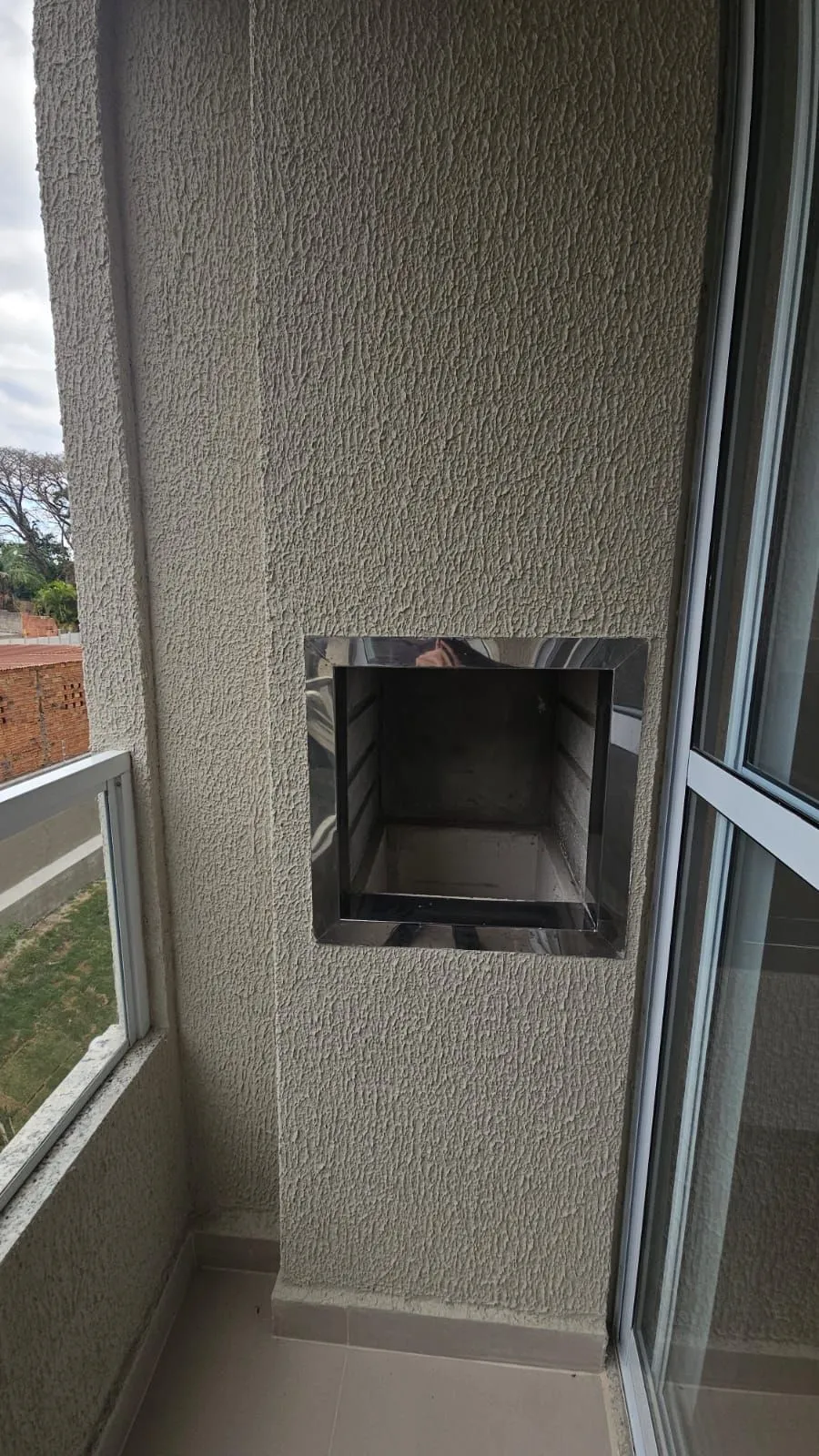 Imagem Apartamento 2 dormitórios , suíte , sacada com churrasqueira , 1 vaga de garagem coberta !