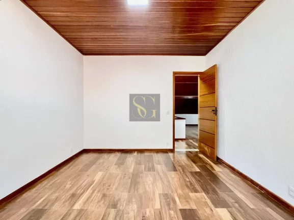 Imagem Casa para Venda em Teresópolis, Granja Guarani, 3 dormitórios, 1 suíte, 3 banheiros, 3 vagas