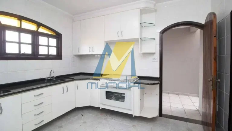 Imagem O imóvel conta com 4 dormitórios, sendo 1 suíte com banheira e sacada.