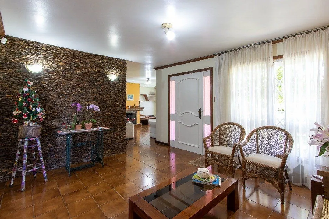 Imagem Casa com 4 quartos, suíte, churrasqueira, lareira, garagem coberta e lindo jardim.