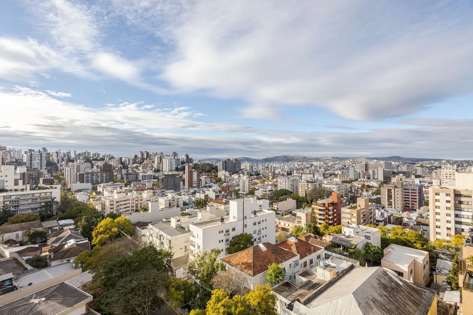 Imagem Andar alto, sol e vista definida são ponto forte deste belíssimo apartamento à venda de 3 dorm e 2 vagas indiv. cobertas no Rio Branco