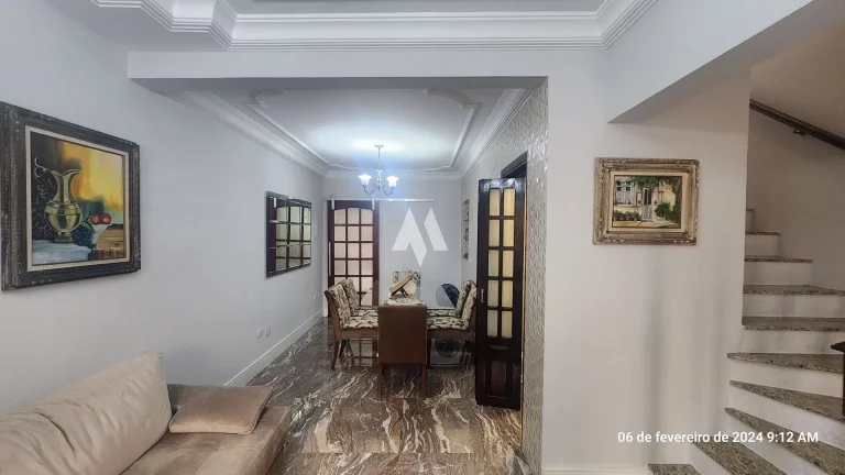 Imagem Viva com Conforto e Estilo em um Sobrado de Três Andares!