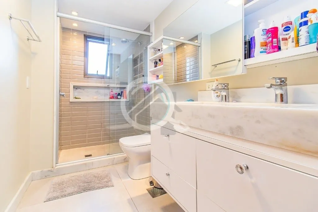 Imagem Apartamento semimobiliado, de 3 dormitórios, sendo uma suíte com closet, living configurado para 2...