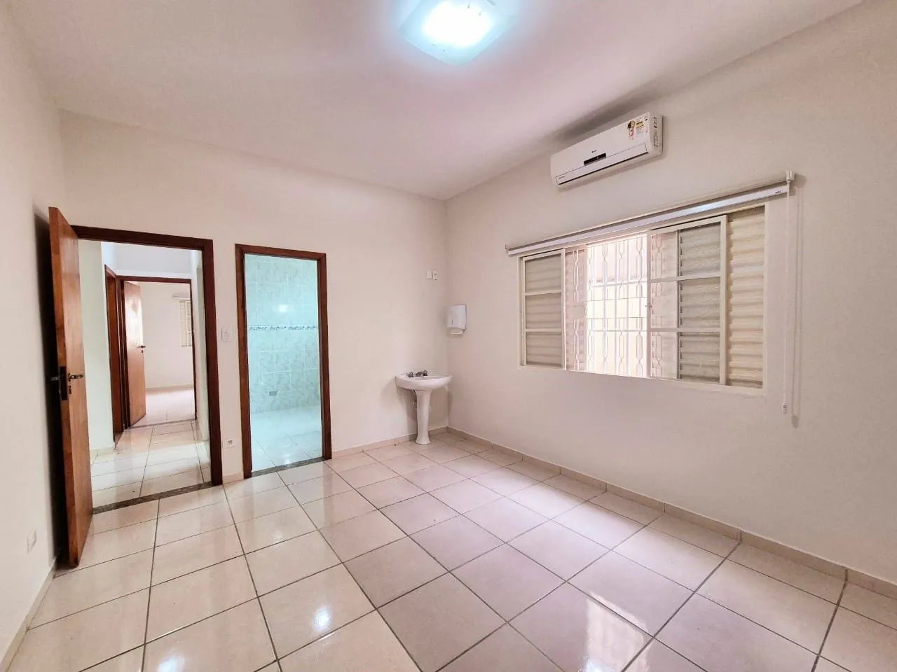 Imagem Oportunidade Imperdível: Casa Comercial a 5 Min do Centro, Perfeita para Empresas com Ampla Estrutura e Localização Estratégica