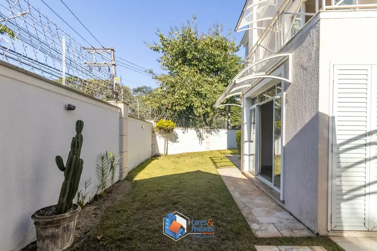 Imagem Casa em condomínio para venda em Alto da Boa Vista com 4 quartos, sendo 2 suítes, 320m²