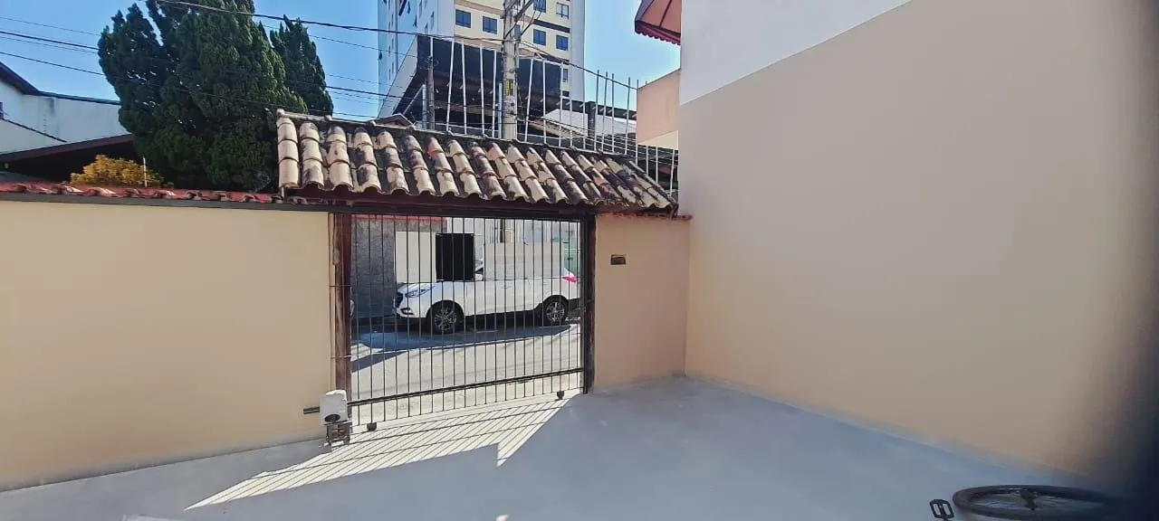 Imagem "Espaço e Conforto para sua família: Casa com Terreno inteiro, para venda e locação, 4 Dormitórios e Quintal Amplo à Venda"