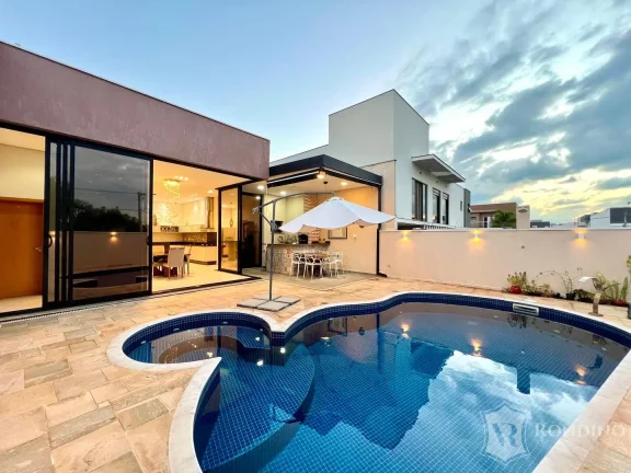 Imagem Casa t?(C)rrea em condomínio com piscina, vista permanente e 03 suítes.