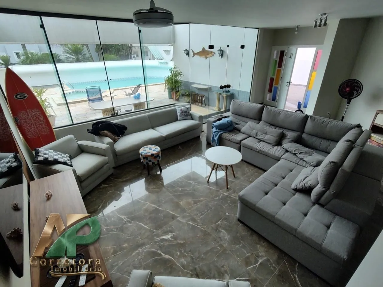 Imagem Mansão de Luxo à Venda no Condomínio Jardim Pernambuco II - Praia do Pernambuco, Guarujá | 4 Suítes, Piscina e Alto Padrão