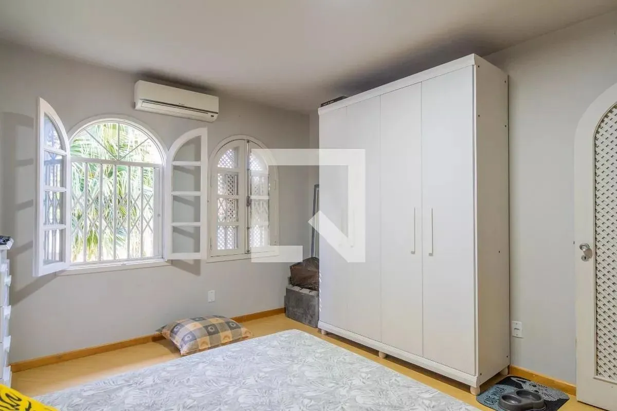 Imagem Casa á venda com 3 dormitórios no bairro Ipanema em Porto Alegre