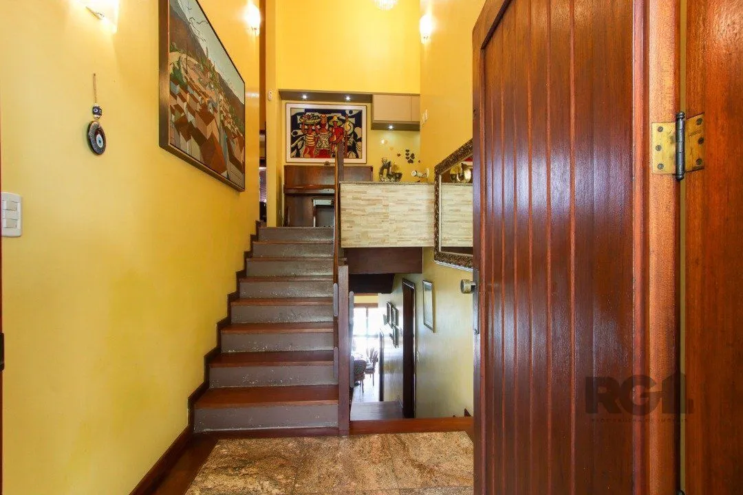 Imagem Casa com 4 dormitórios, sendo 1 suíte, com 2 vagas cobertas, no bairro Nonoai, Porto Alegre, RS