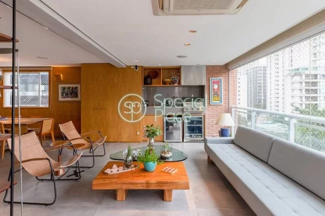 Imagem Totalmente reformado, apto com 201m² com planta versátil e super bem localizado. Amplo living com ...
