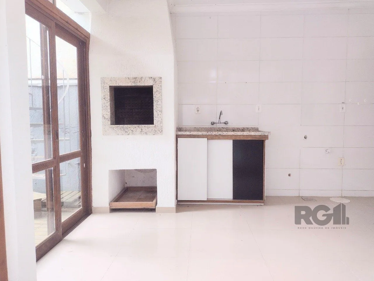 Imagem CASA TÉRREA - 2 DORMITÓRIOS, ÁREA COBERTA COM CHURRASQUEIRA , TERRAÇO - 02 VAGAS