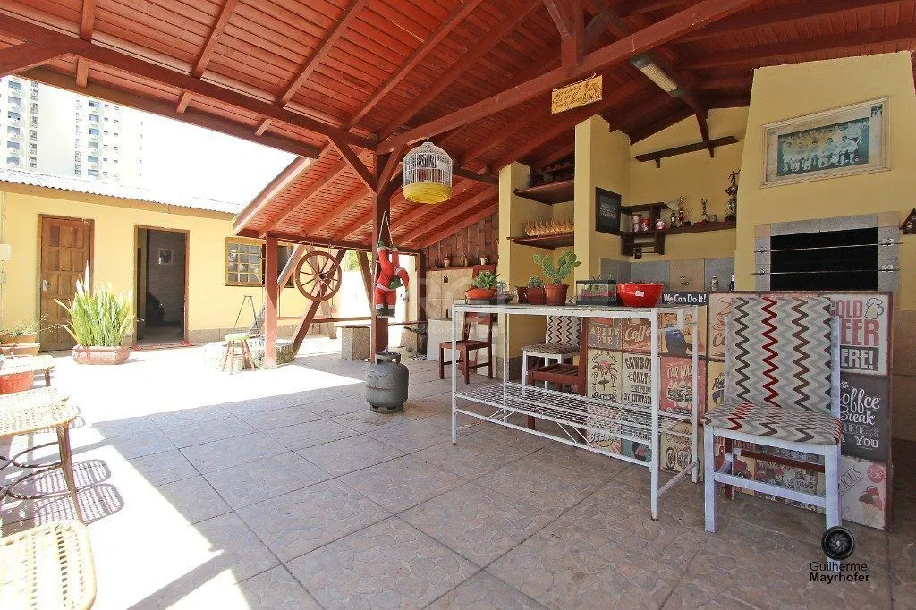 Imagem Casa para Venda - 300m², 6 dormitórios, sendo 1 suites, 3 vagas - Menino Deus