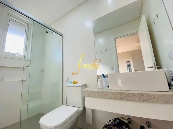 Imagem Lindo sobrado em condomínio fechado com piscina com 05 suítes