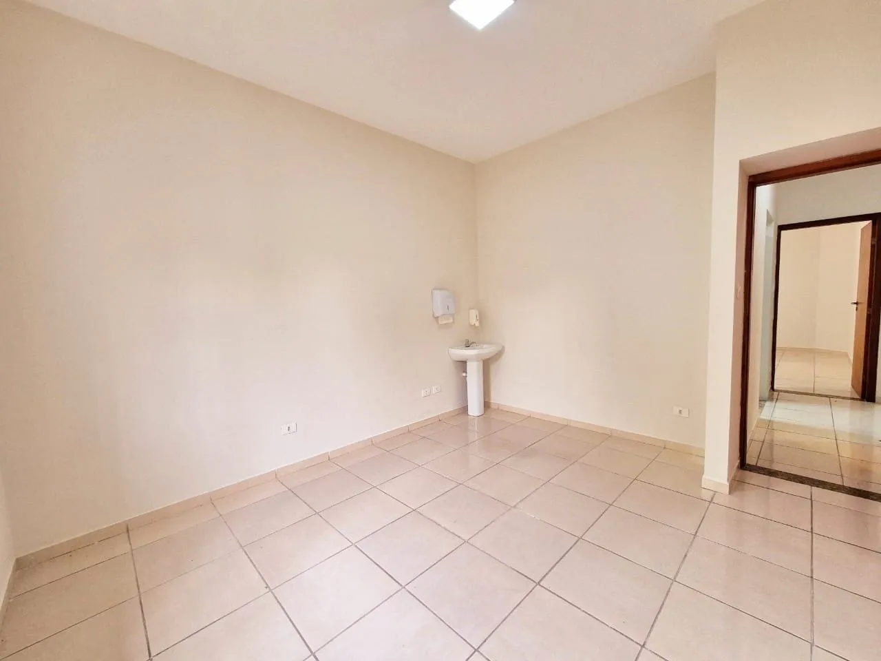 Imagem Oportunidade Imperdível: Casa Comercial a 5 Min do Centro, Perfeita para Empresas com Ampla Estrutura e Localização Estratégica