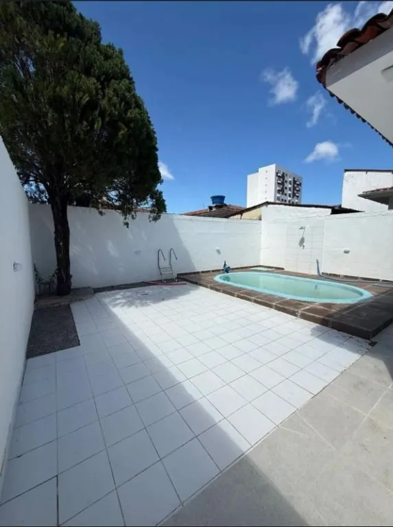 Foto do imóvel Casa com Piscina à Venda nos Bancários - Conforto e Lazer para sua Família
