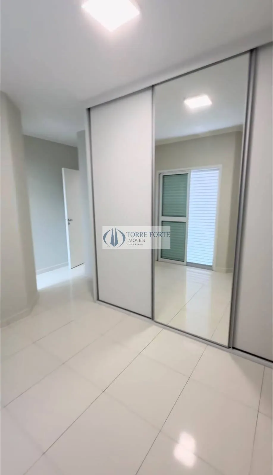 Imagem Lindo apartamento amplo, 2 dormitórios (1 suíte), 1 vaga , quintal privado.