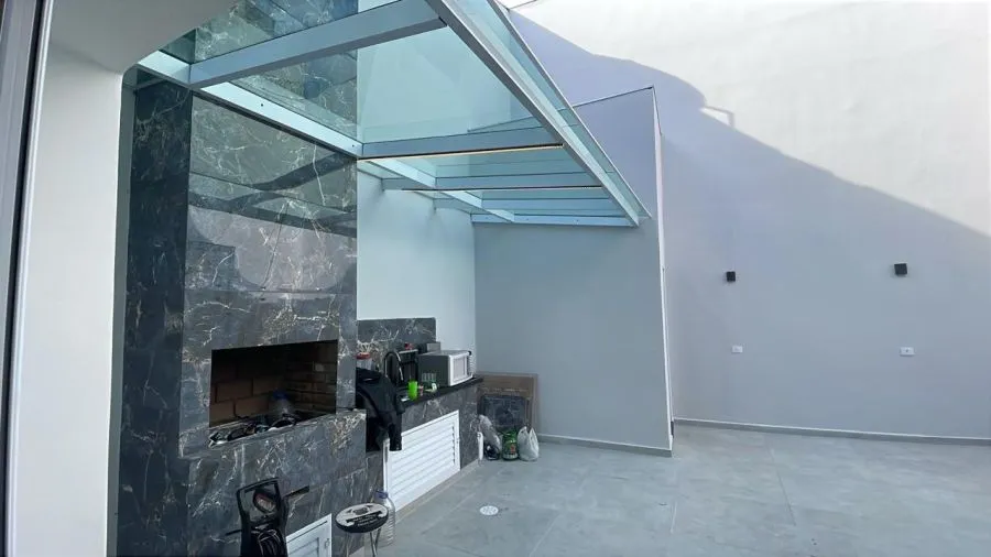 Imagem Sobrado amplo, com 3 dormitórios, sala, cozinha, banheiro.