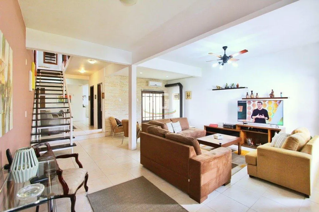Imagem Casa para Venda - 260m², 5 dormitórios, sendo 2 suites, 4 vagas - Teresópolis