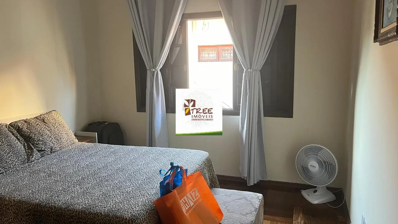 Imagem LOCAÇÃO DE SOBRADO NO ARUJAMÉRICA, EM ARUJÁ/SP, 450m² com 4 quartos, suíte com A/C, varanda, 4 salas, quintal, lavandeira e 4 vagas. CONSULTE-NOS.