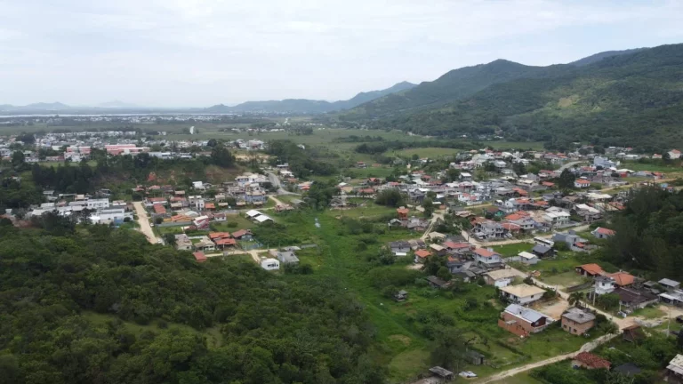 Imagem Terreno de 2.492m² à venda em Ambrósio, Garopaba-SC: oportunidade única perto do centro e praias!