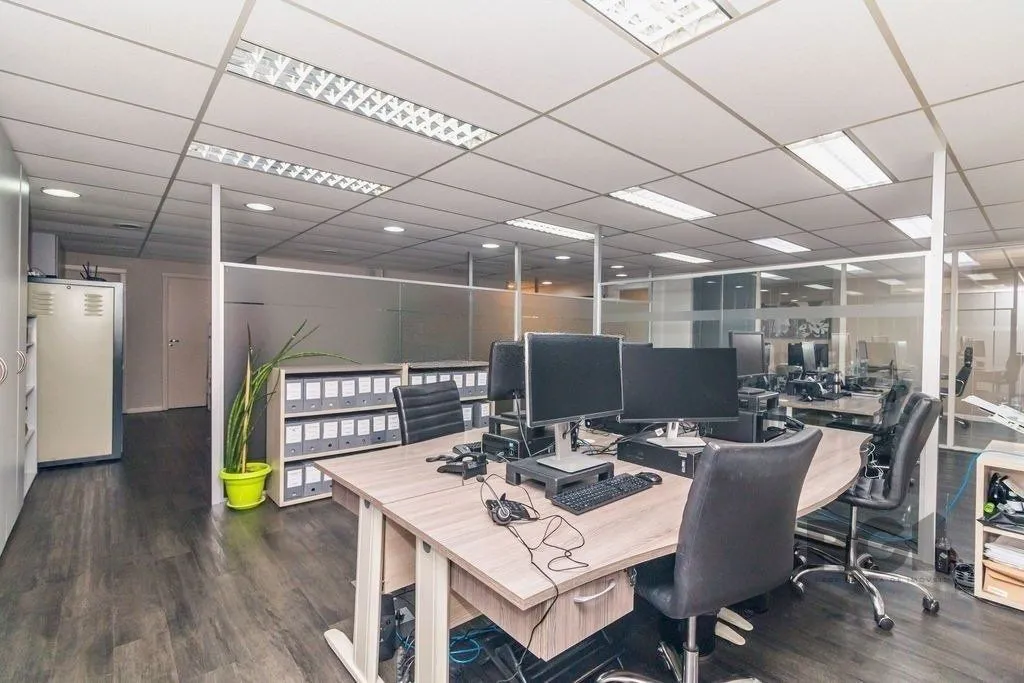 Imagem Excelente sala comercial de 140m² no centro.