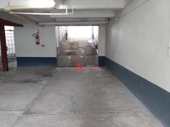 Imagem Na Cidade Baixa, térreo, 3 dormitórios, pátios e 3 vagas.