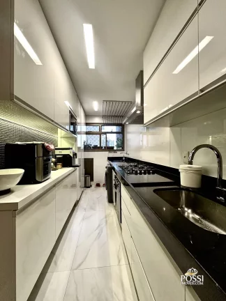 Imagem Apartamento reformado, 75m², 2 quartos, 2 vagas, na segunda quadra do mar da Praia de Itapoã
