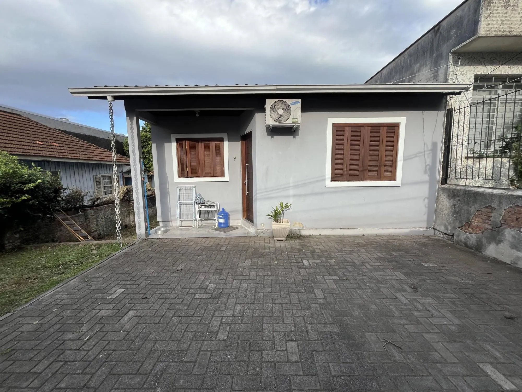 Imagem Casa com pátio grande semi-mobiliada no Bairro Camaquã.