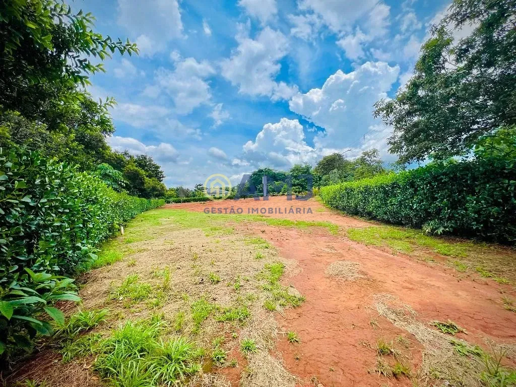 Imagem Entre a Sofisticação e o Verde: Viva com Privacidade e Conveniência no Condomínio Alto da Boa Vista