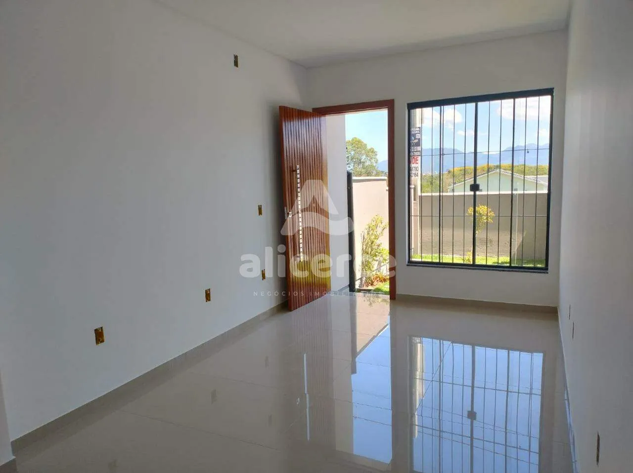 Imagem Sobrado Novo à Venda - 2 Dormitórios I 2 Suítes I Passagem Lateral - em São José/SC
