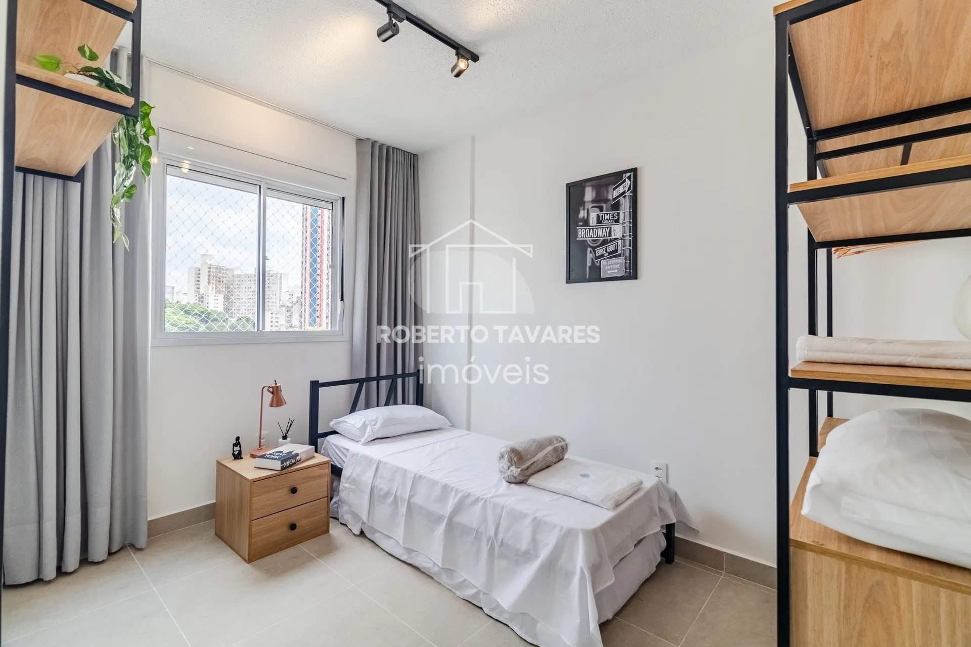 Imagem Apartamento totalmente mobiliado. VENDA DE PORTEIRA FECHADA - O imóvel conta com 2 quartos, sendo 1 suíte, além de uma vaga de garagem.