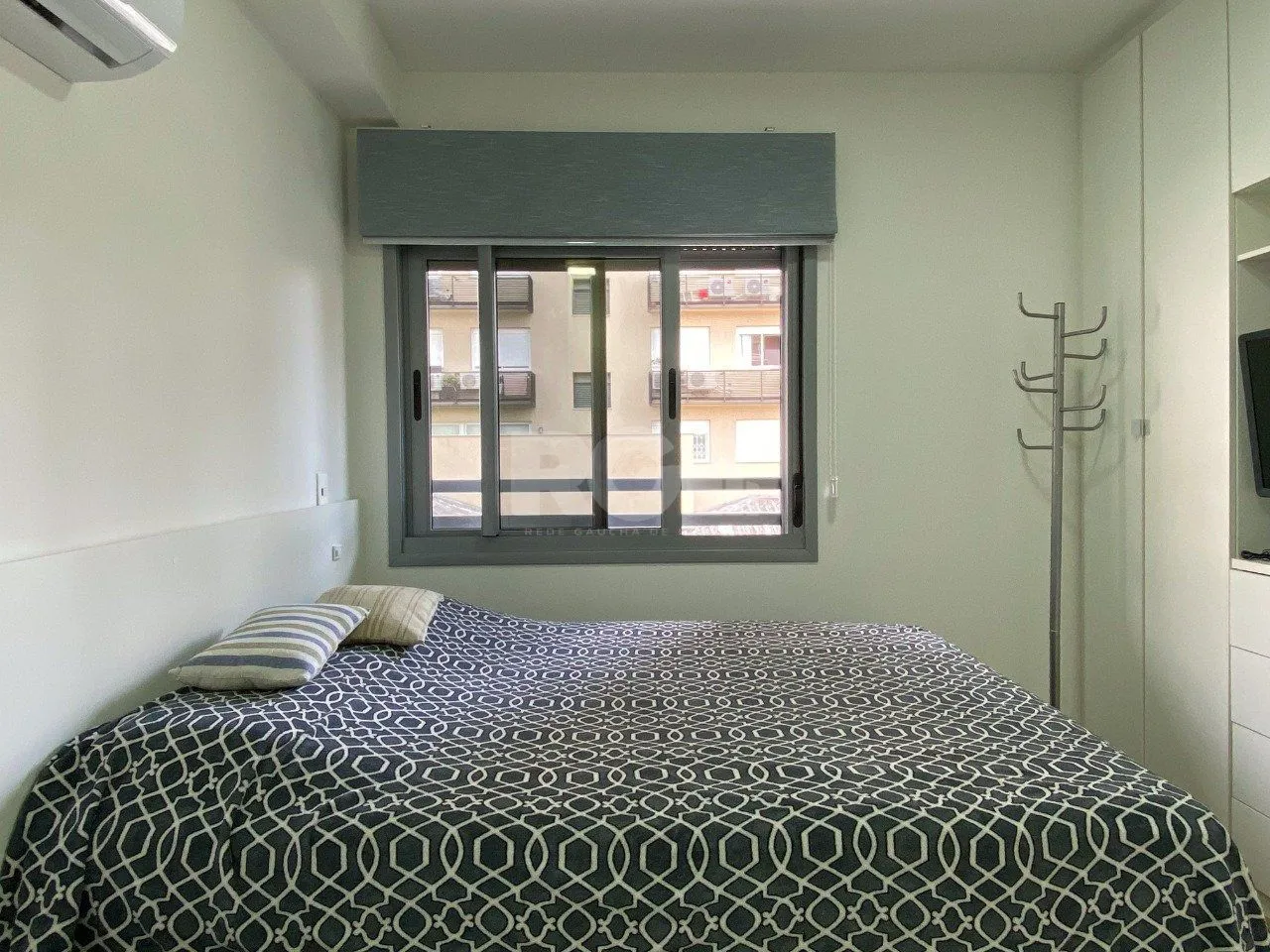 Imagem Apartamento em prédio premiado, totalmente montado, no miolo do Menino Deus