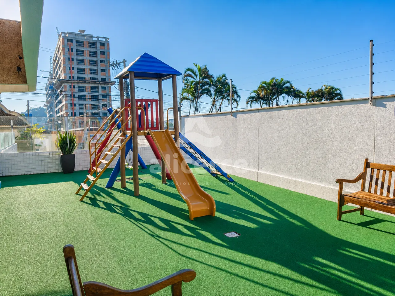 Imagem Apartamento com 2 dormitórios, suíte e churrasqueira na sacada em Areias - São José/SC