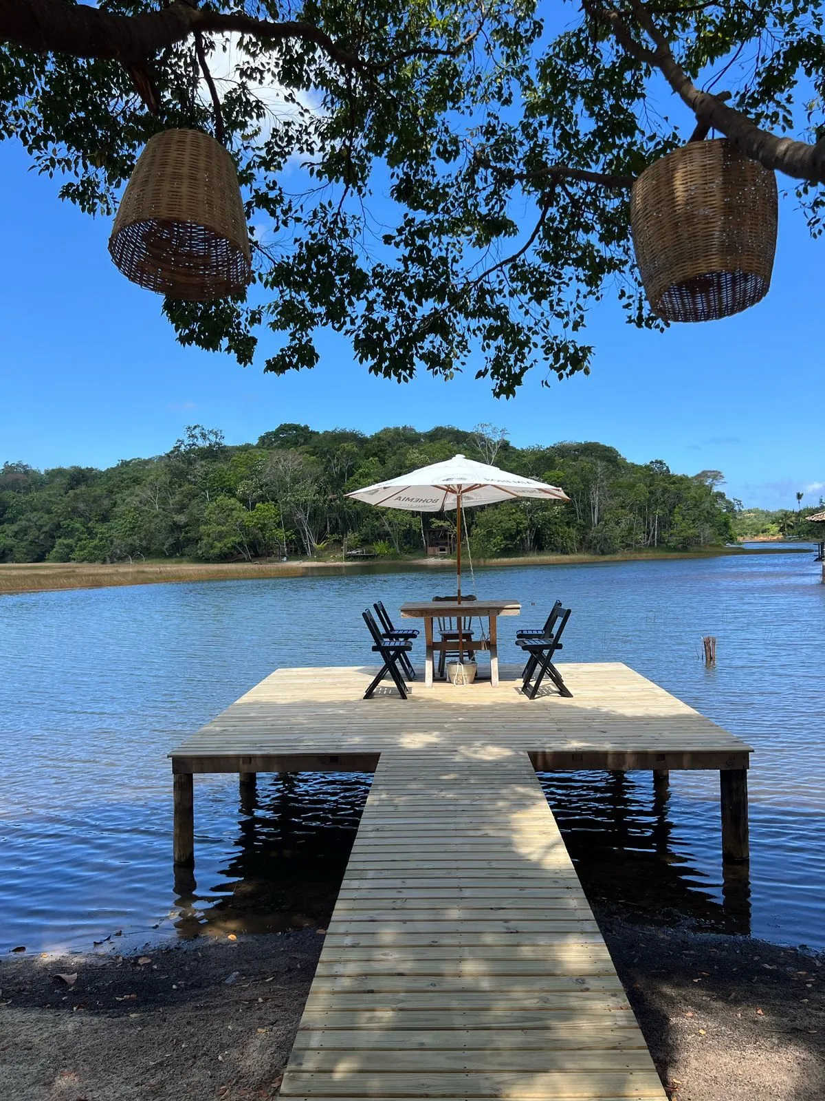 Imagem Casa beira da lagoa Aruá em Praia do Forte Bahia