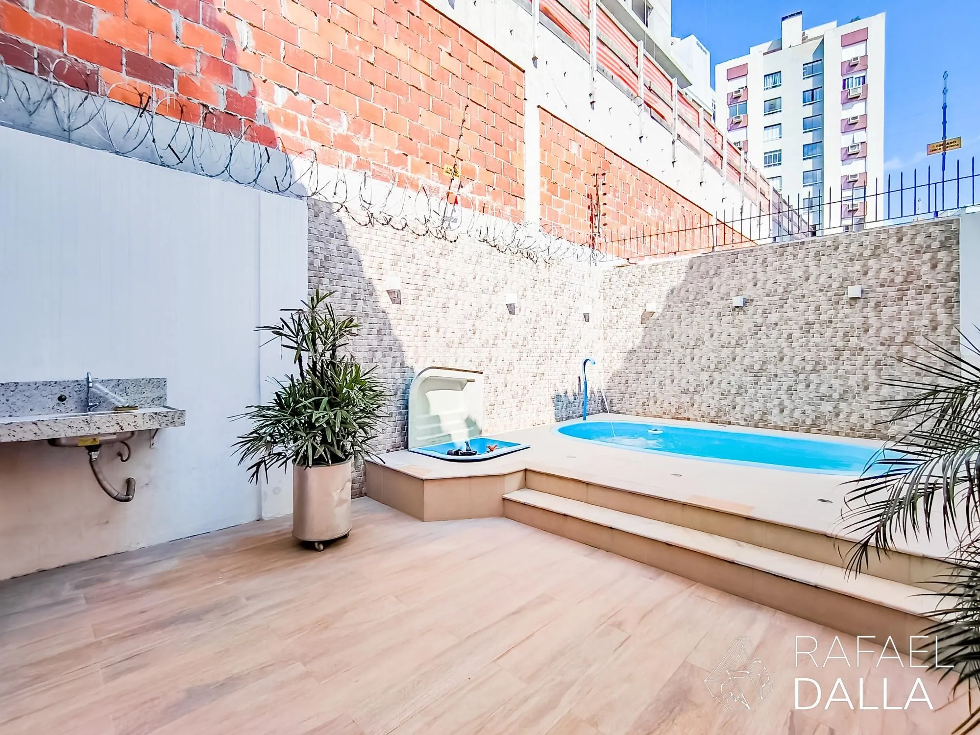 Imagem Casa com piscina e 5 vagas em frente ao Zaffari na Luiz Afonso