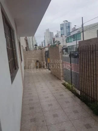 Imagem Excelente sobrado dividido em 3 apartamentos