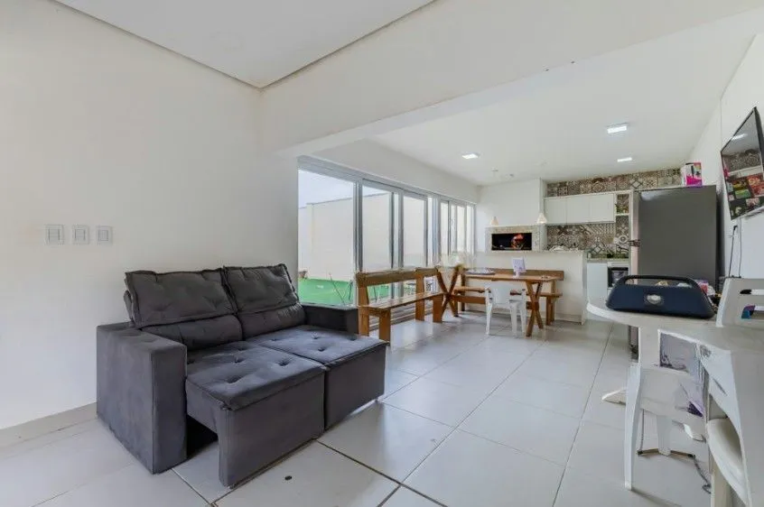 Imagem Casa com pátio e churrasqueira em frente à praça - Jardim Sabará