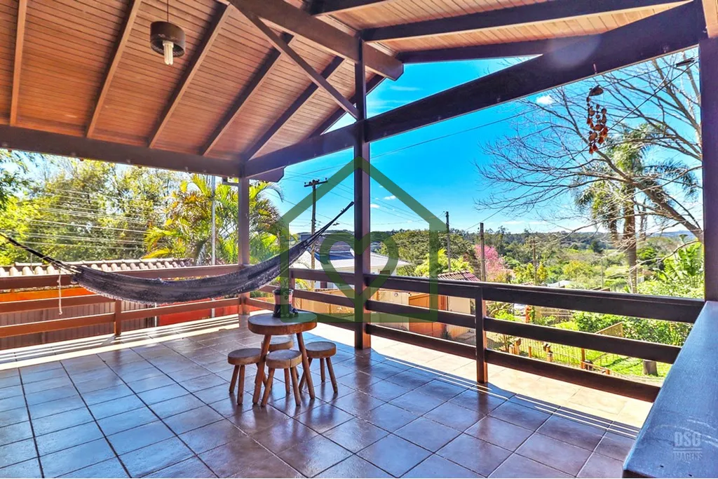 Imagem Casa à venda no bairro Hípica com 165 m2 de área privativa em terreno de 492 m2. O imóvel conta ...