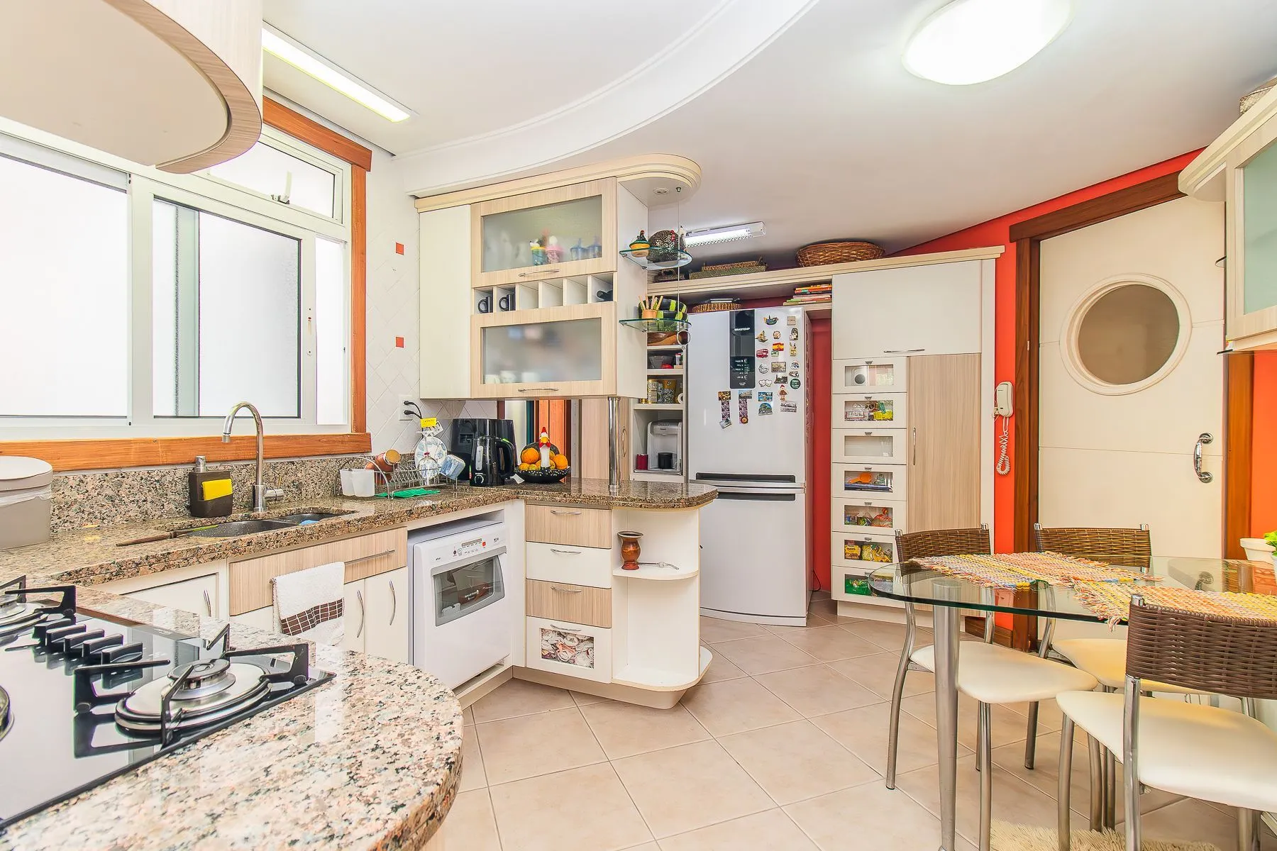 Imagem CASA DE 4 DORMITÓRIOS EM CONDOMÍNIO - 320 m² - 4 VAGAS DE GARAGEM