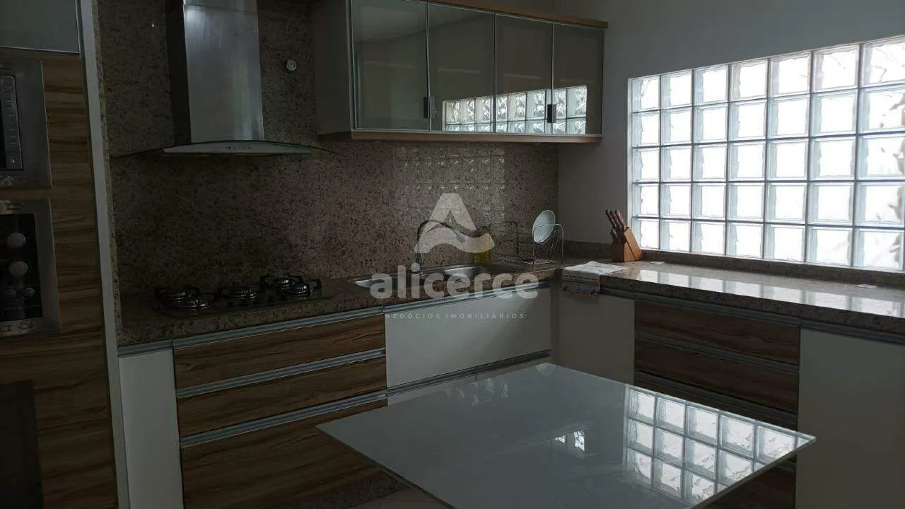 Imagem Casa para aluguel com 3 quartos, 1 suíte, sacada e garagem no Estreito. A uma quadra da Beira-Mar Continental.