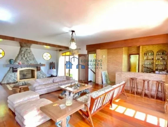 Imagem EXCELENTE CASA NO MANGABEIRAS COM 05 QUARTOS,02 SUÍTES E 04 VAGAS.