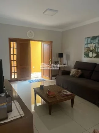 Imagem Casa à venda no bairro Fabrício, em Uberaba - 3 dormitórios, piscina e varanda!