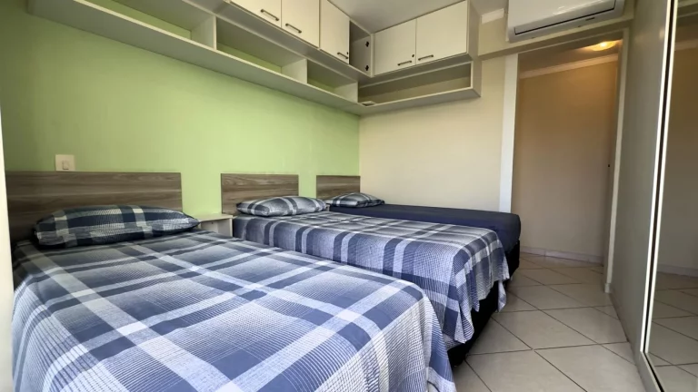 Imagem Apartamento pé na areia à venda em Riviera de São Lourenço Módulo 07: 2 vagas, 2 dormitórios, 1 suíte, 68m² - Varanda gourmet
