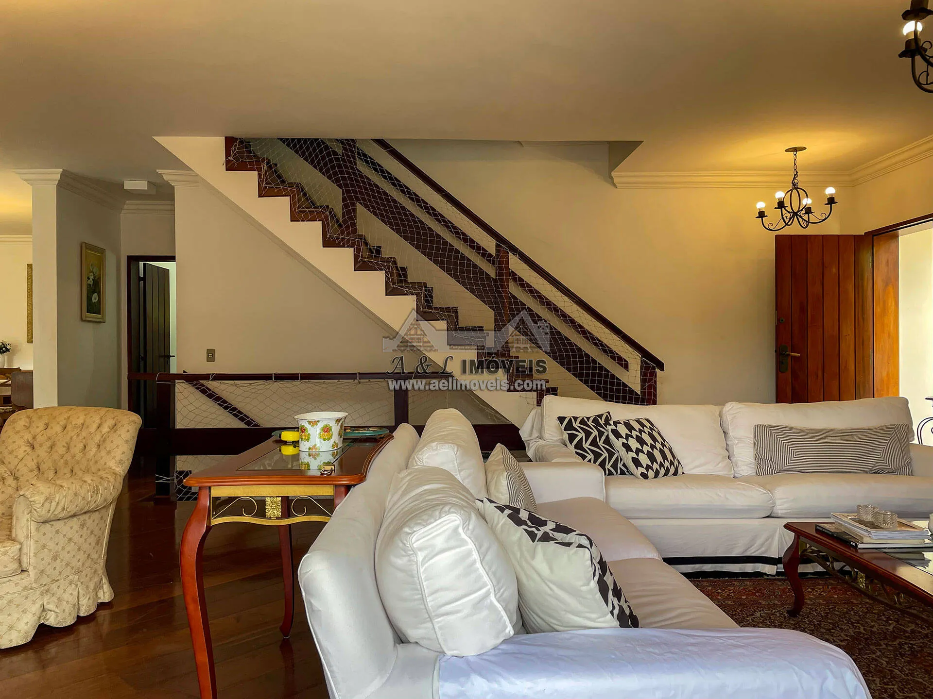 Imagem Casa à Venda em Campos do Jordão - 3 Lareiras e 1,5 km de Capivari