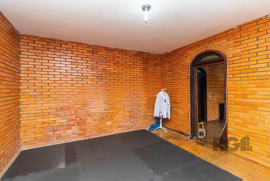 Imagem Casa de 245m² com 5 dormitórios no bairro Sarandi
