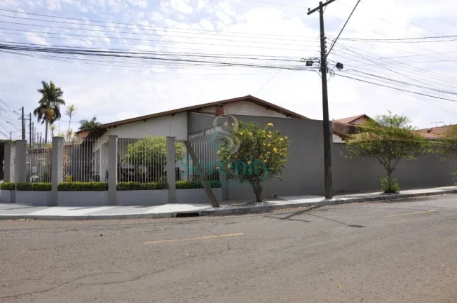 Imagem Excelente Casa à Venda no Coliseu em Londrina - 3 dormitórios - 2 suítes - Edícula com churrasqueira - R$920.000,00