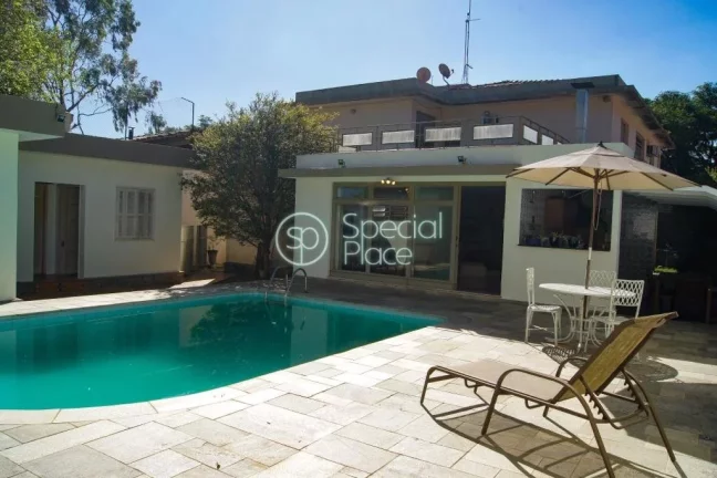Imagem Excelente casa com 377m², face norte na melhor localização de Alto de Pinheiros. Amplo living com...