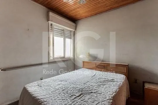 Imagem Casa composta por seis(6) dormitórios, no bairro Passo da Areia em Porto Alegre/RS.